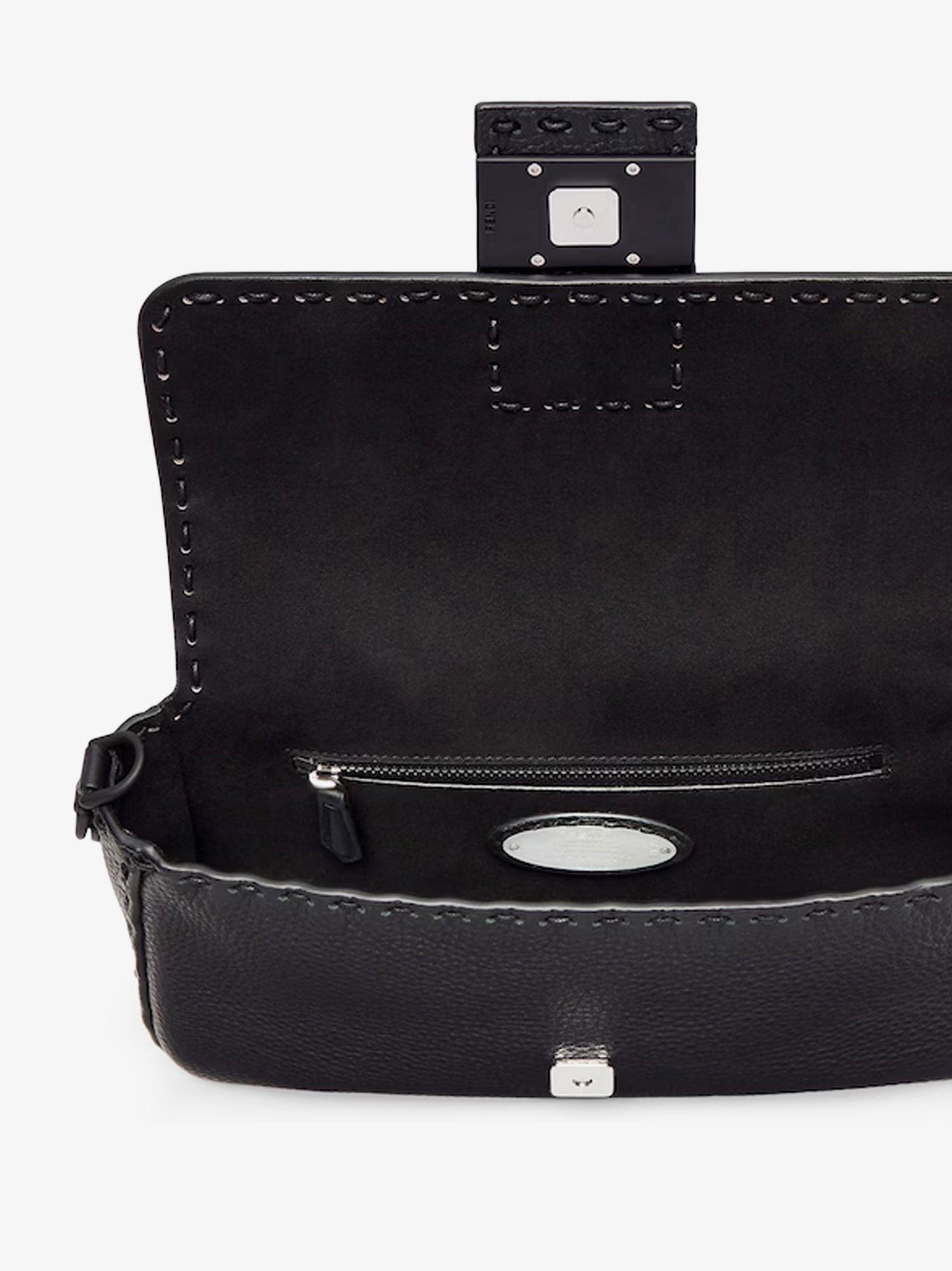 Baguette leather shoulder bag with Selleria stitchings