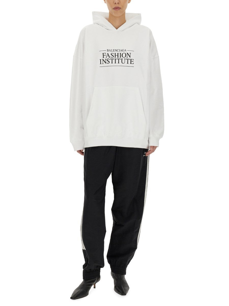 FASHION INSTITUTE LARGE FIT SWEATSHIRT