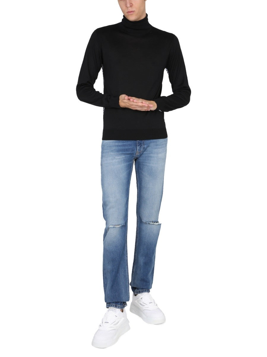 JEANS CON PATCH LOGO