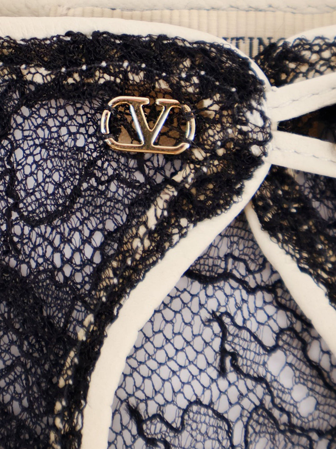 Lace gloves with leather profiles