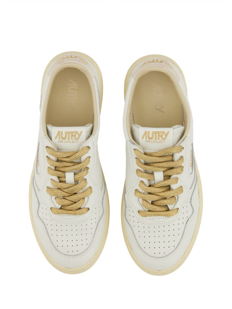 MEDALIST LOW SNEAKER