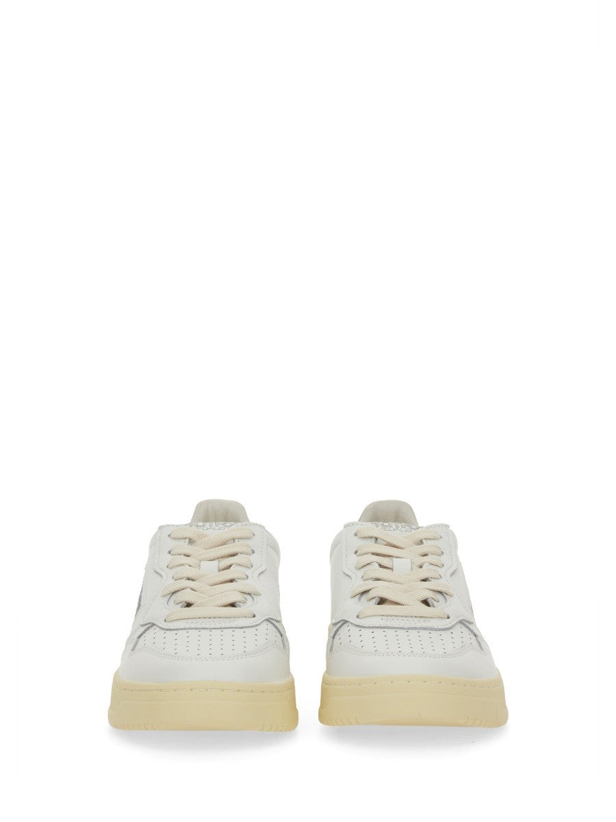 MEDALIST LOW SNEAKER