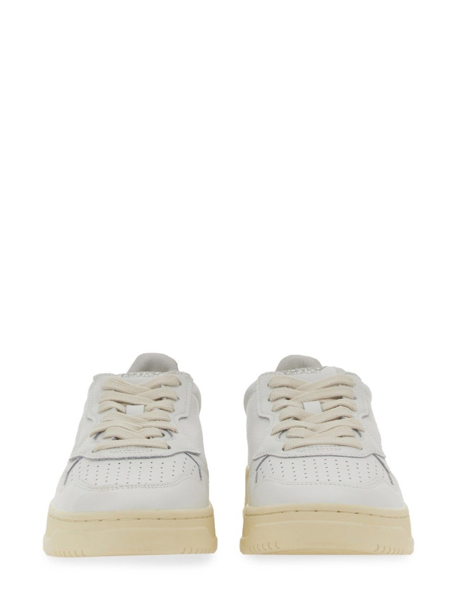 MEDALIST LOW SNEAKER