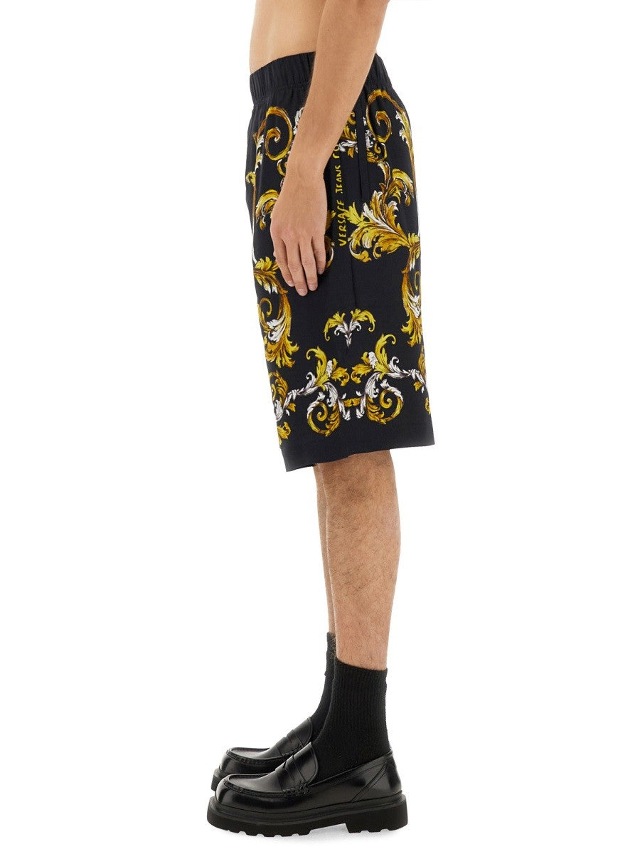 SHORTS WITH BAROQUE OUTLINE PRINT
