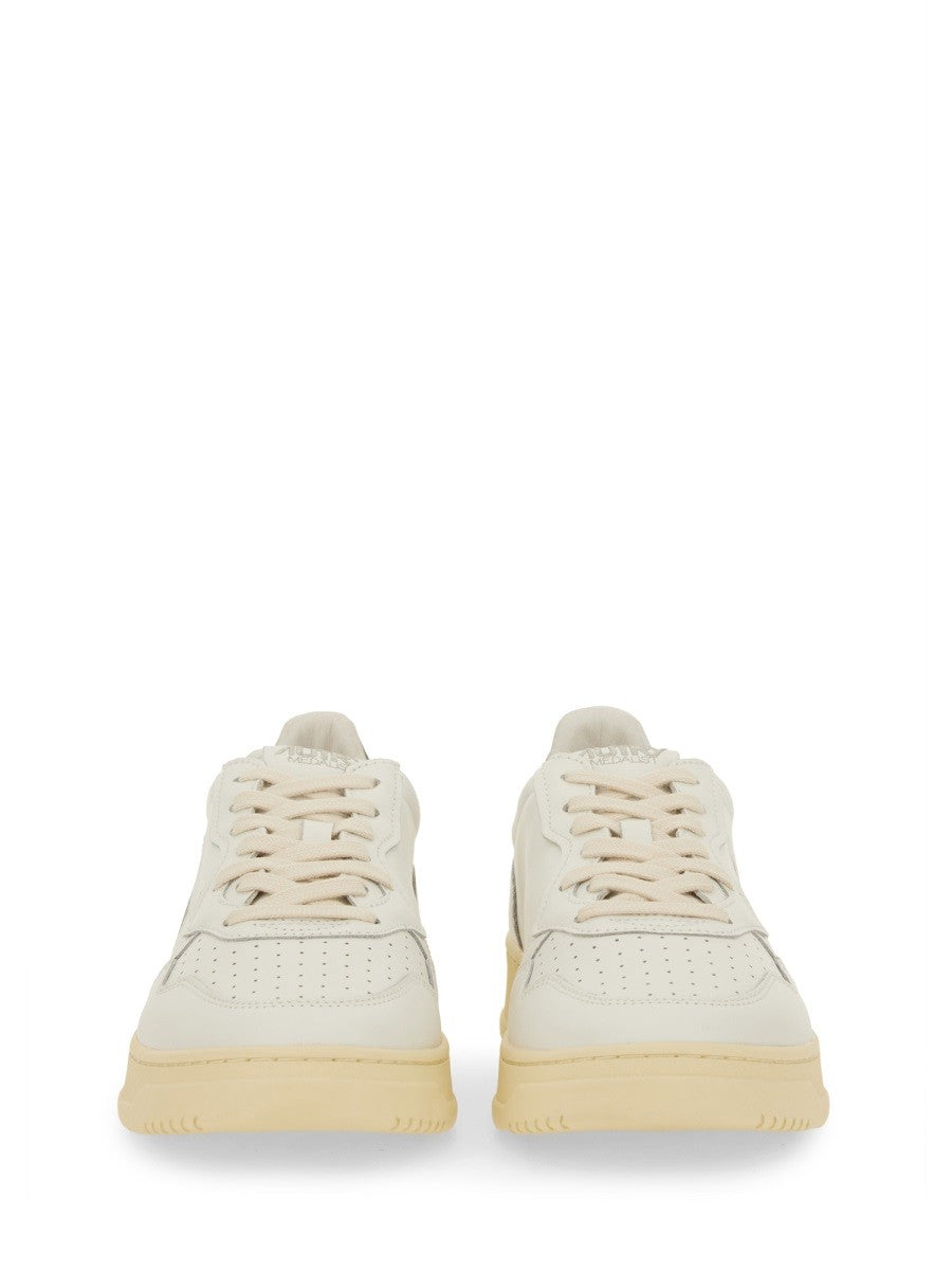 MEDALIST LOW SNEAKER