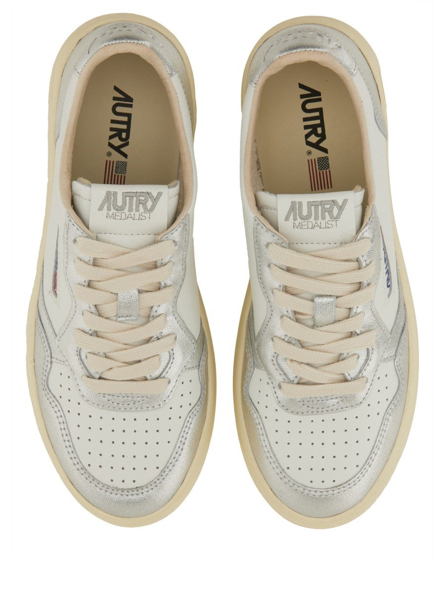MEDALIST LOW SNEAKER