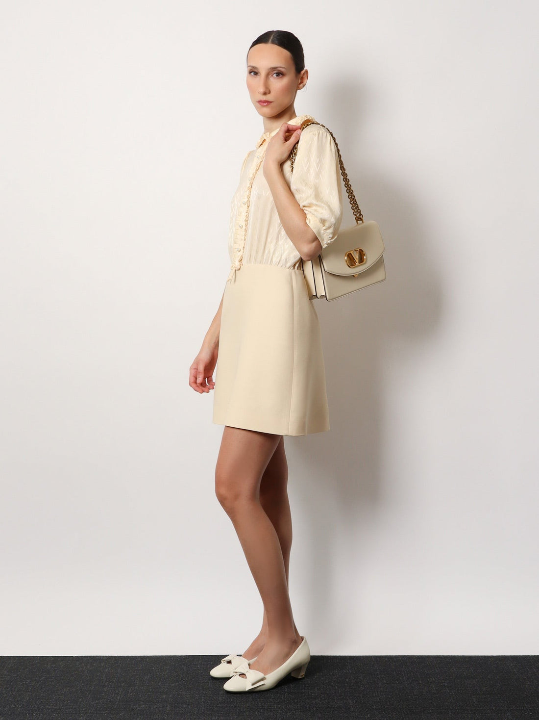 Vain leather shoulder bag with vlogo signature detail