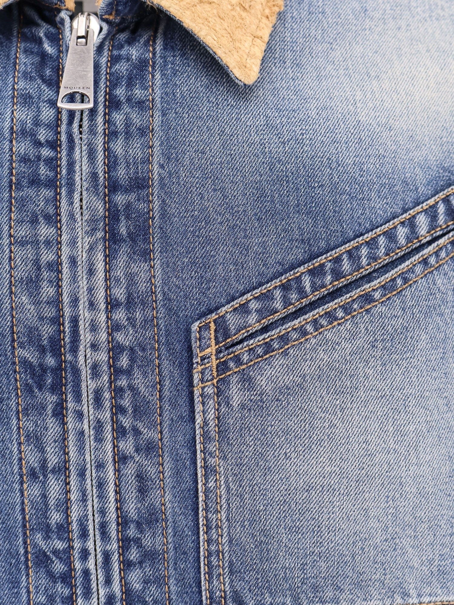 Washed blue ddenim jacket with suede collar