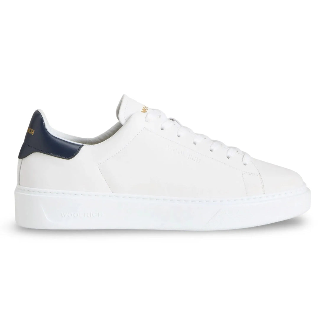 Woolrich_-_SNEAKER_CLASSIC_COURT with black leather behind and golden logo