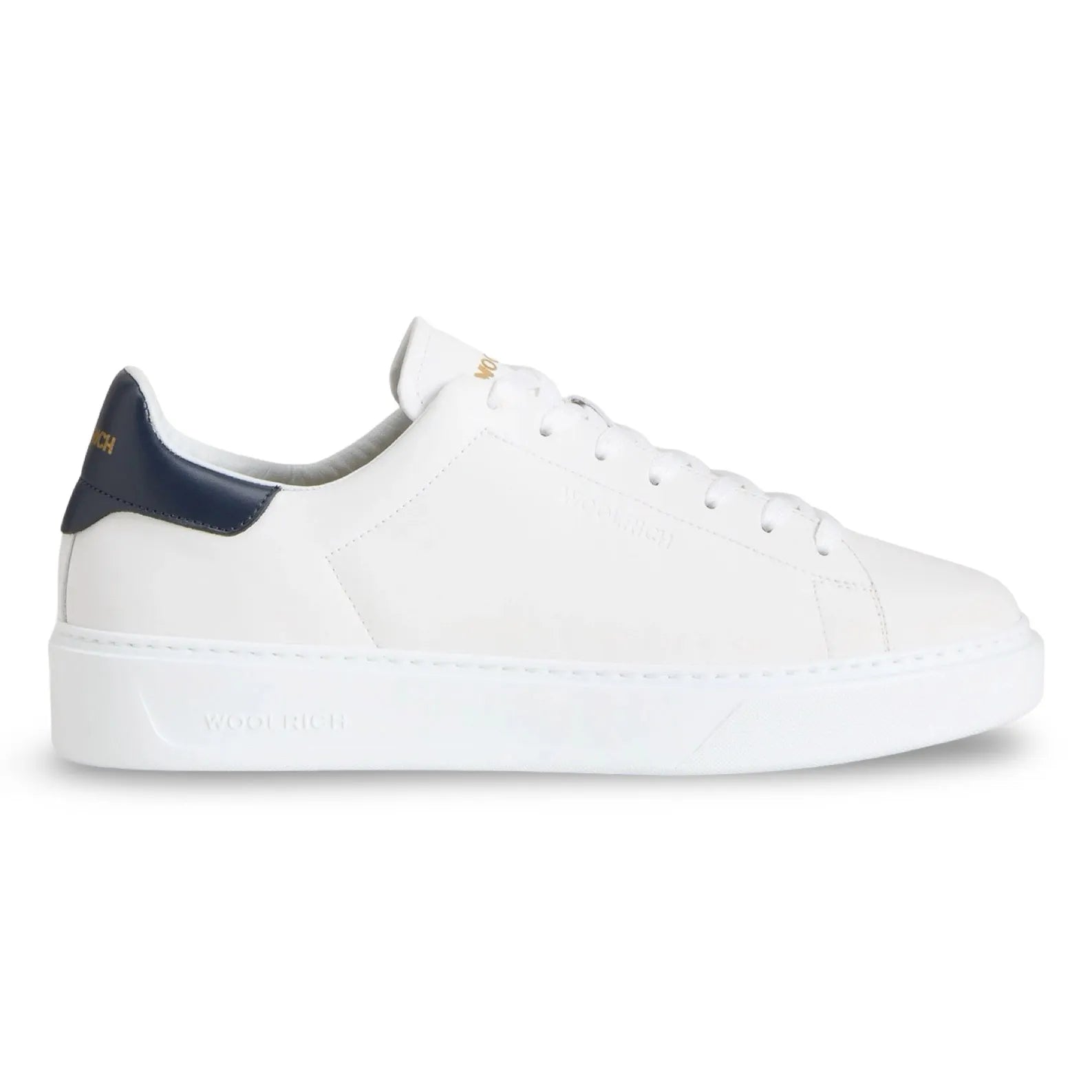 Woolrich_-_SNEAKER_CLASSIC_COURT with black leather behind and golden logo