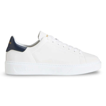 Woolrich_-_SNEAKER_CLASSIC_COURT with black leather behind and golden logo