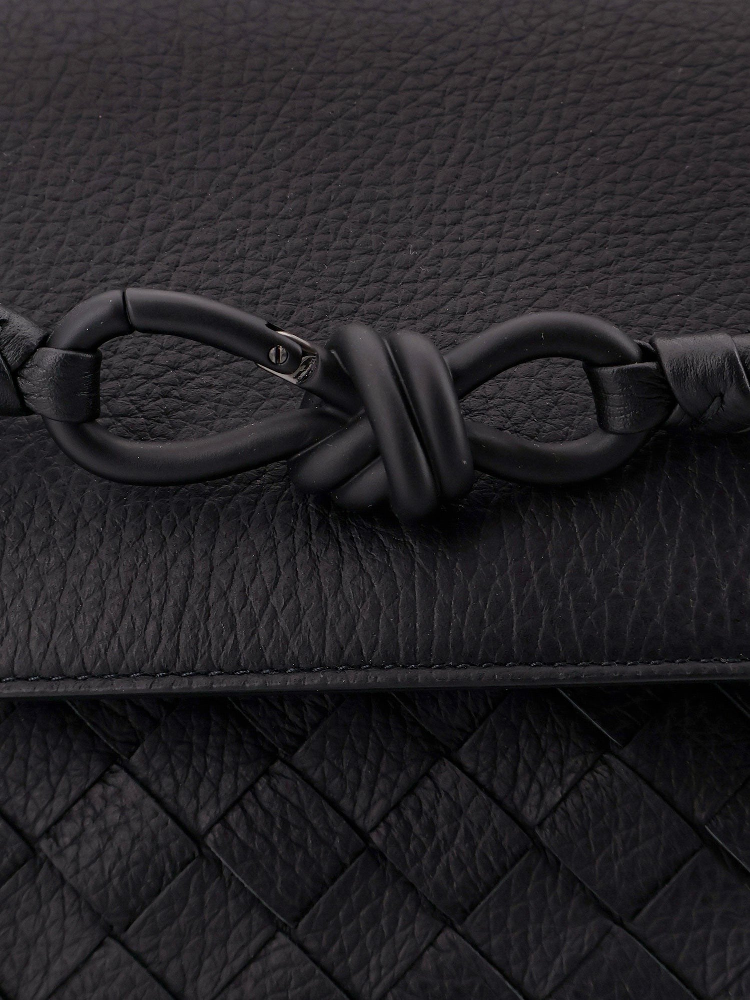 Andiamo leather shoulder bag with Intrecciato pattern