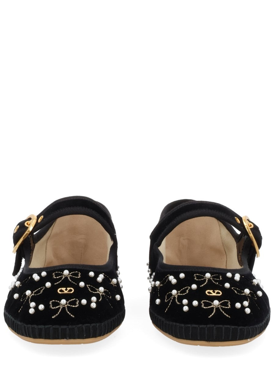 BALLERINA WITH BOWS AND PEARLS