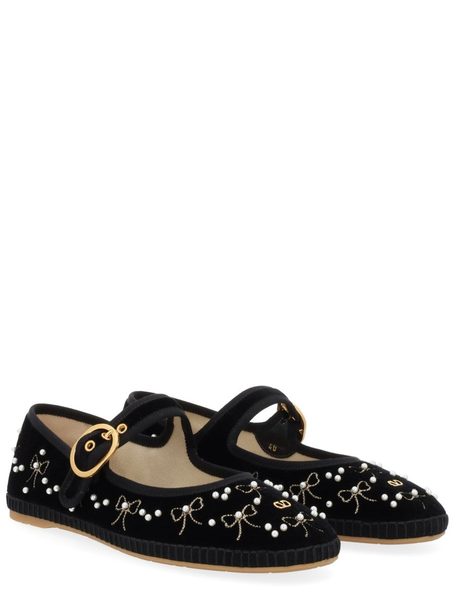 BALLERINA WITH BOWS AND PEARLS