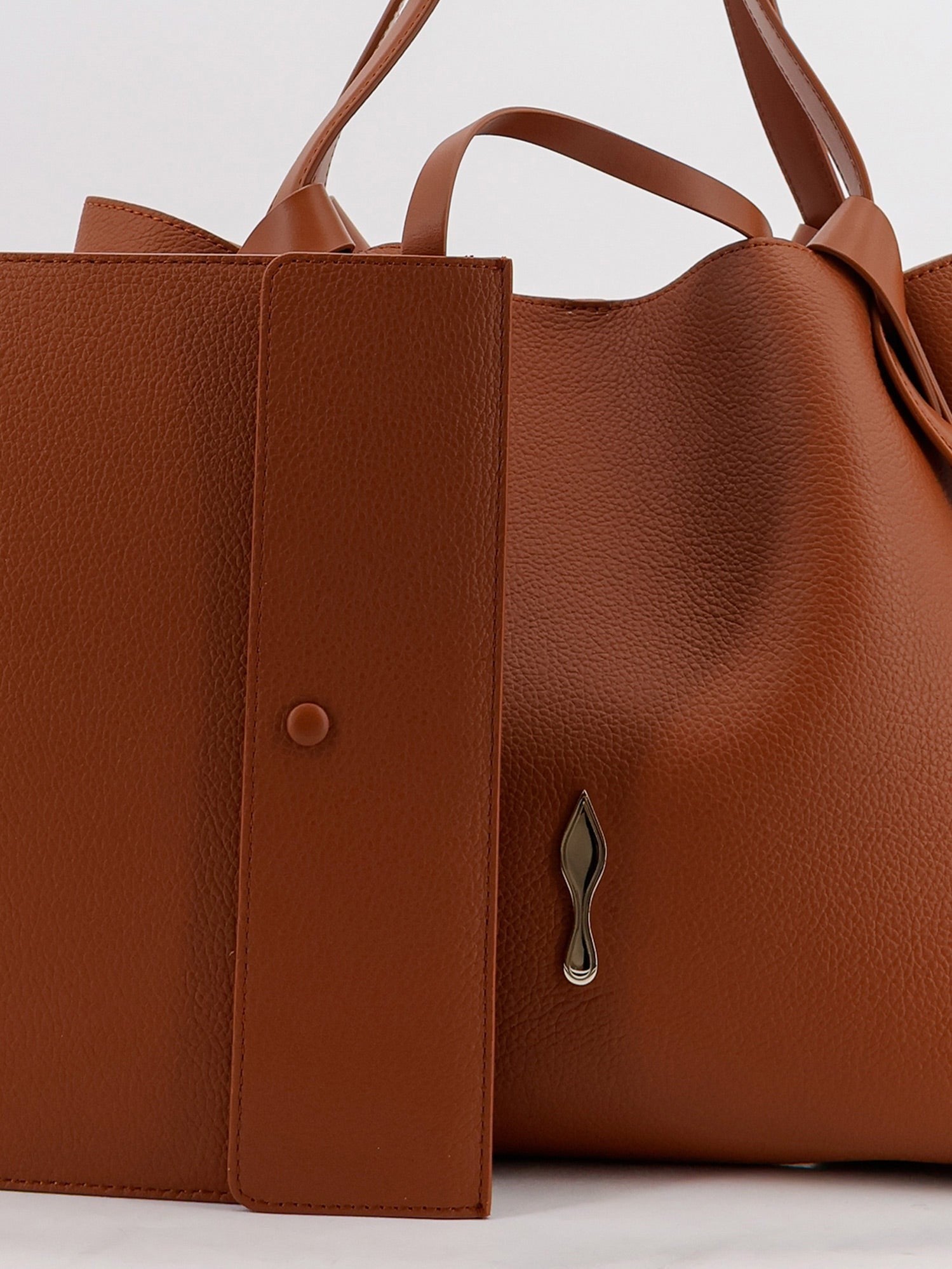 CHRISTIAN LOUBOUTIN - Borsa a spalla Bettina Small in pelle borsa-a-spalla-bettina-small-in-pelle_1ec11e11-b063-41ea-941e-121b2c01a1f7