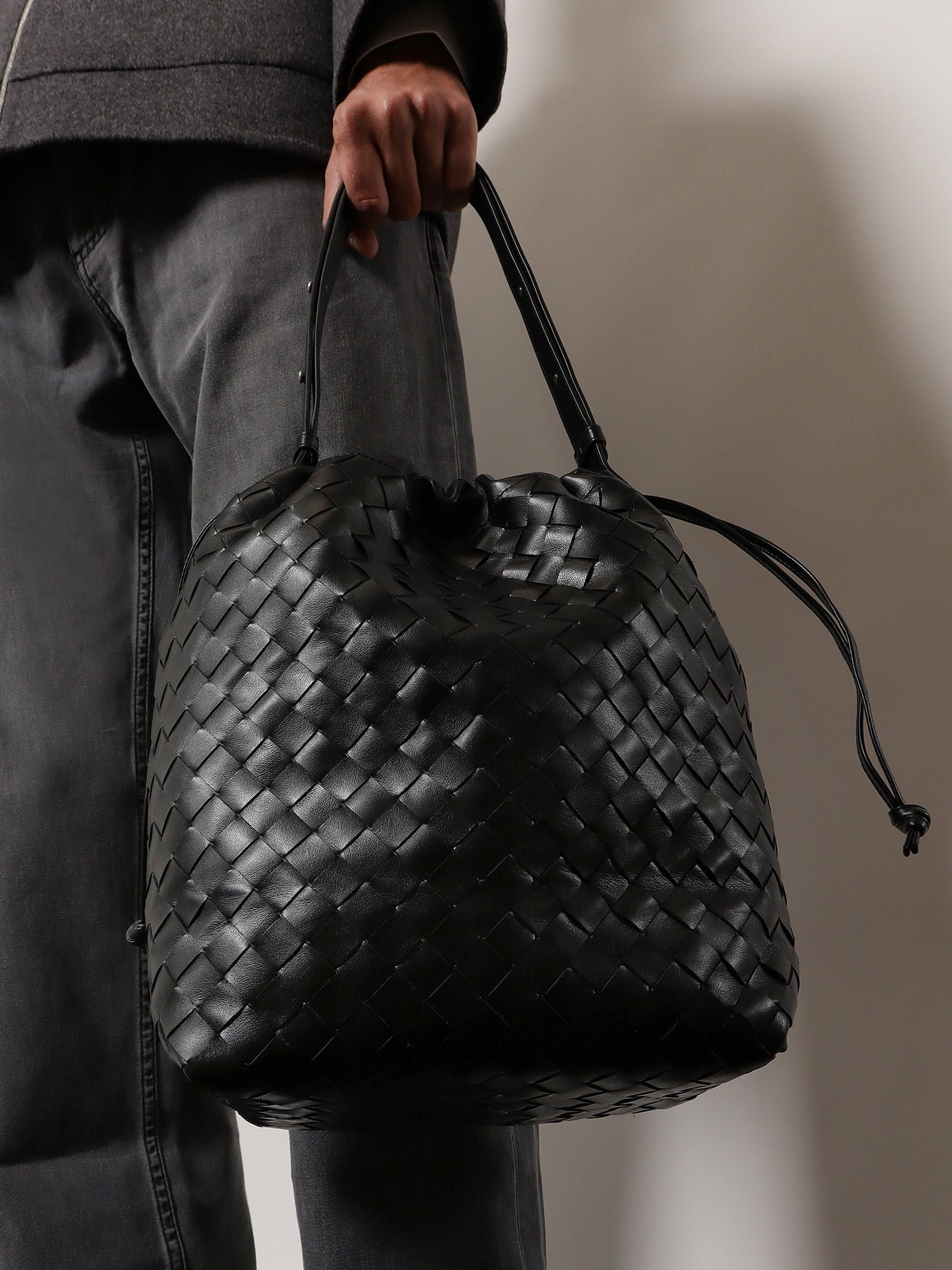 Bottega Veneta Bottega Veneta - Bucket Intrecciato Biblioteca leather shoulder bag