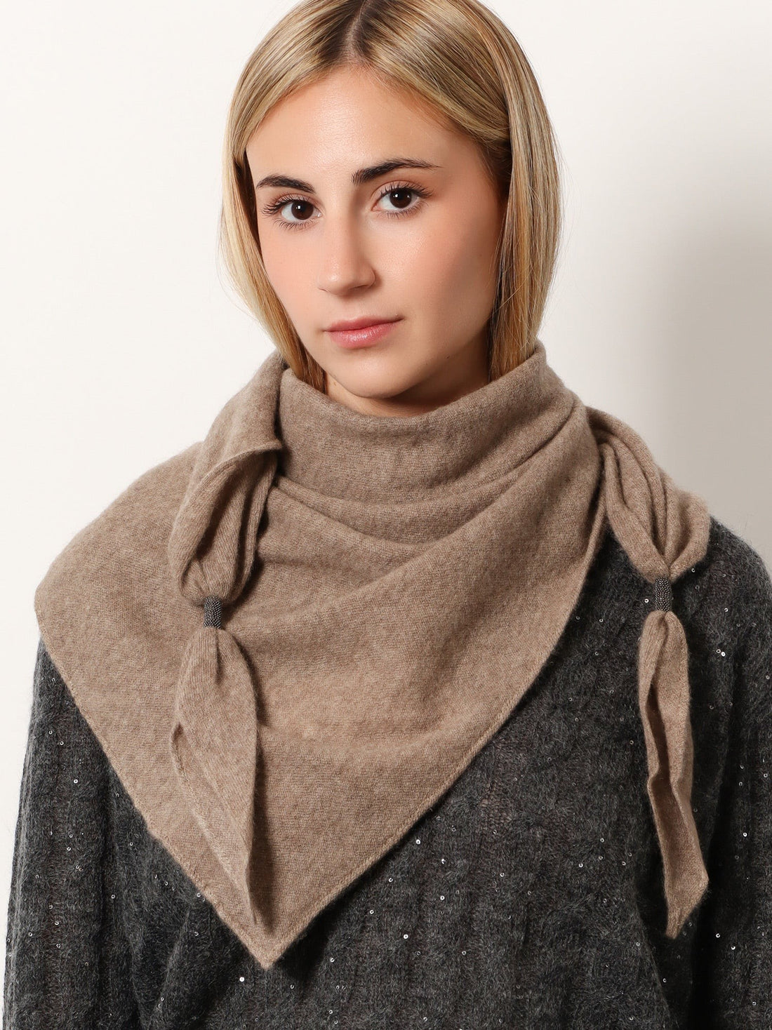 Cashmere scarf with Monili detail