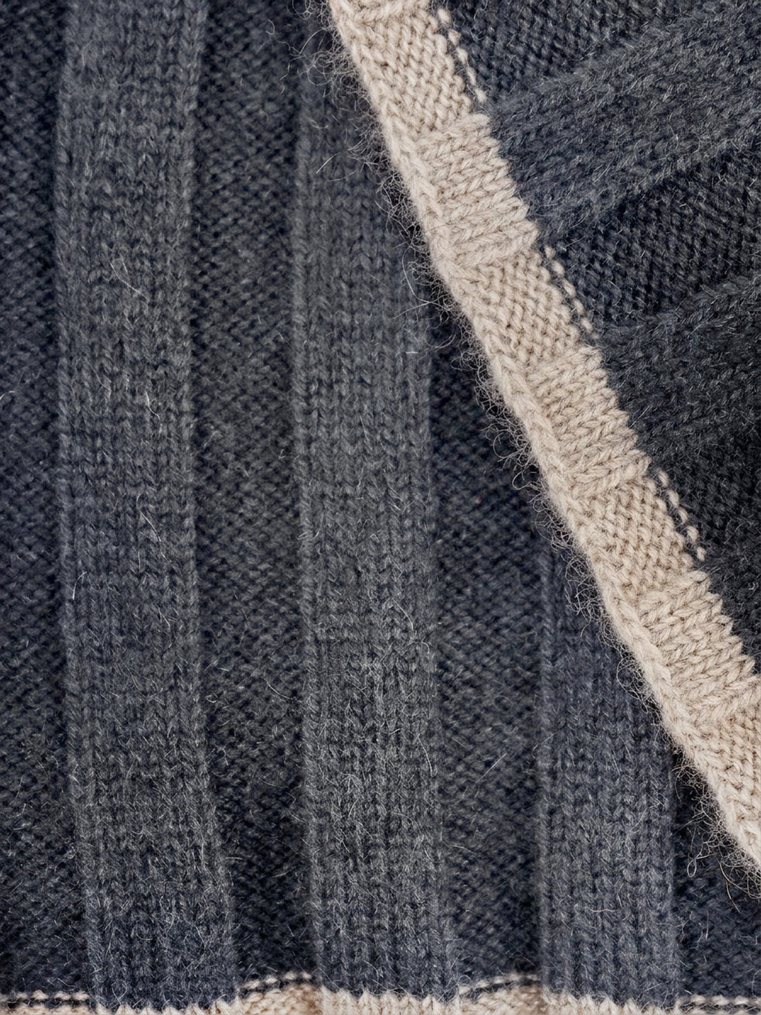 Brunello Cucinelli - Cashmere scarf cashmere-scarf_e2385d25-e93c-4d36-9ff0-8646e864d674
