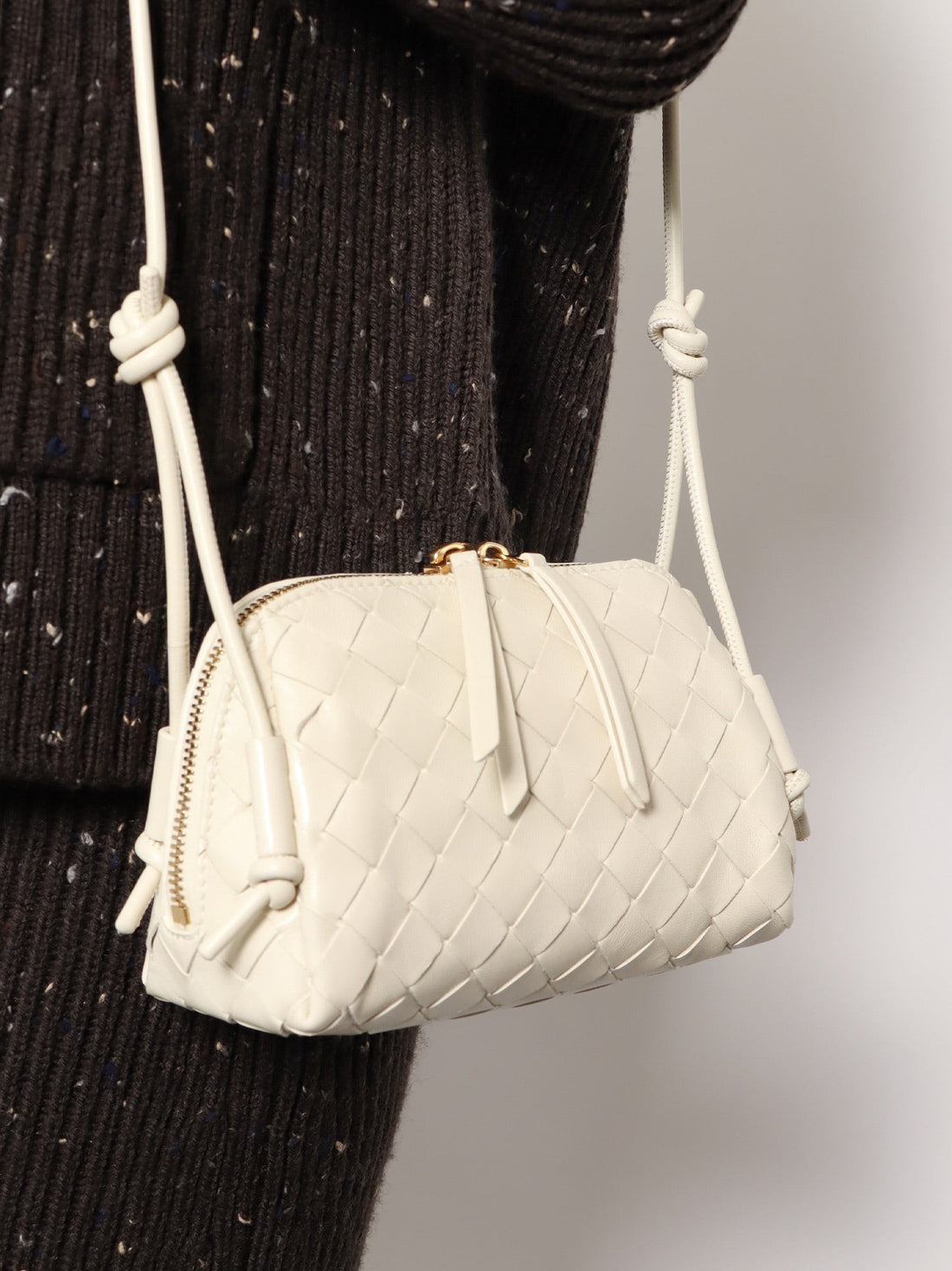 Bottega Veneta - Concert Pouch leather crossbody bag with Intrecciato motif SEA SALT-GOLD UNI