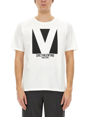 Valentino - COTTON T-SHIRT WITH "CHEZ VALENTINO" PRINT cotton-t-shirt-with-chez-valentino-print_69718089-54a1-43a9-bd44-2cc2f72bd22e