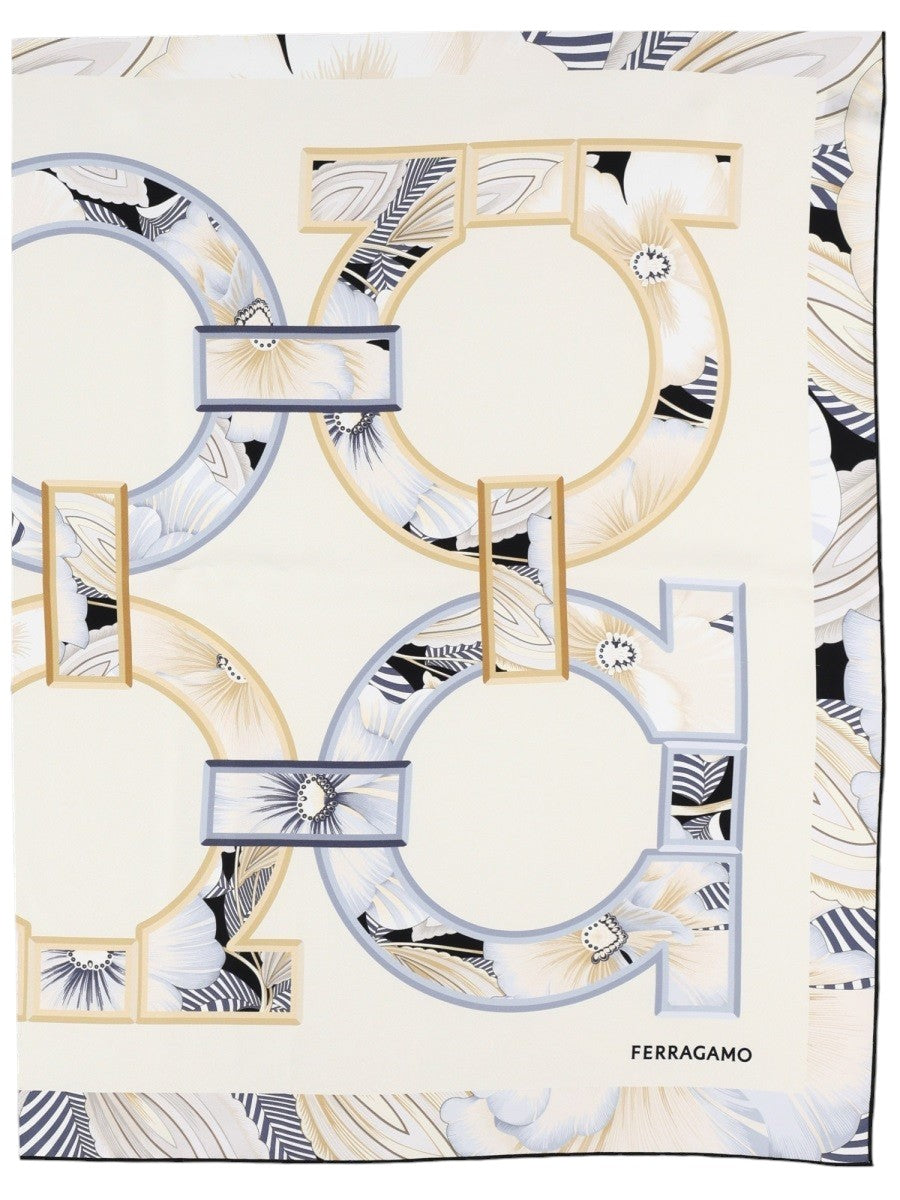Close-up of the FERRAGAMO Floral Gancini Print Scarf featuring an ivory background, floral motifs and oversized Gancini symbols in gold and light blue.`

## Foto 2 – vista completa

**Nome file SEO:**

`ferragamo-floral-gancini-print-scarf-full-view.jpg`

**Alt text:**

`Full view of the FERRAGAMO Floral Gancini Print Scarf with an ivory base, botanical pattern, oversized gold and light blue Gancini motifs and Ferragamo logo.`