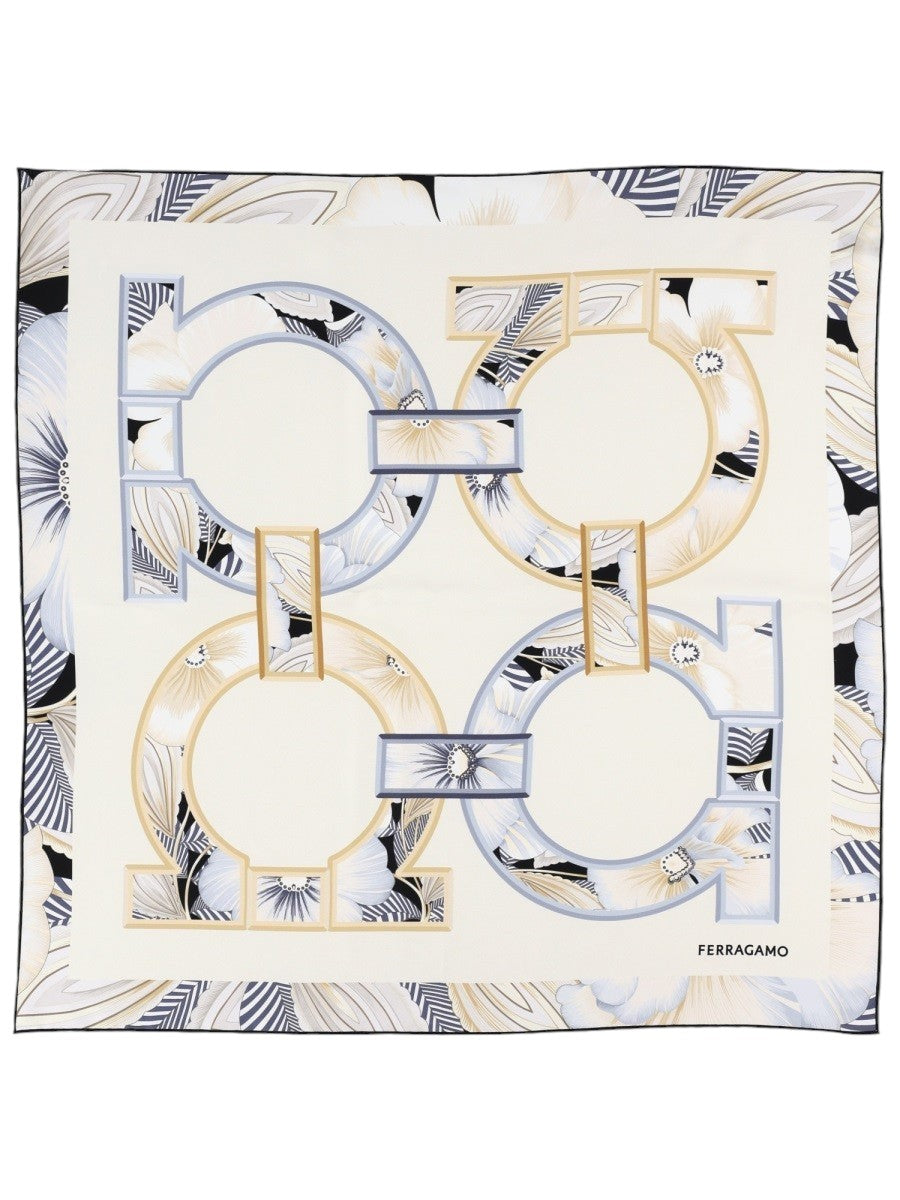 Close-up of the FERRAGAMO Floral Gancini Print Scarf featuring an ivory background, floral motifs and oversized Gancini symbols in gold and light blue.`

## Foto 2 – vista completa

**Nome file SEO:**

`ferragamo-floral-gancini-print-scarf-full-view.jpg`

**Alt text:**

`Full view of the FERRAGAMO Floral Gancini Print Scarf with an ivory base, botanical pattern, oversized gold and light blue Gancini motifs and Ferragamo logo.`