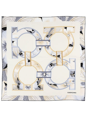 Close-up of the FERRAGAMO Floral Gancini Print Scarf featuring an ivory background, floral motifs and oversized Gancini symbols in gold and light blue.`

## Foto 2 – vista completa

**Nome file SEO:**

`ferragamo-floral-gancini-print-scarf-full-view.jpg`

**Alt text:**

`Full view of the FERRAGAMO Floral Gancini Print Scarf with an ivory base, botanical pattern, oversized gold and light blue Gancini motifs and Ferragamo logo.`