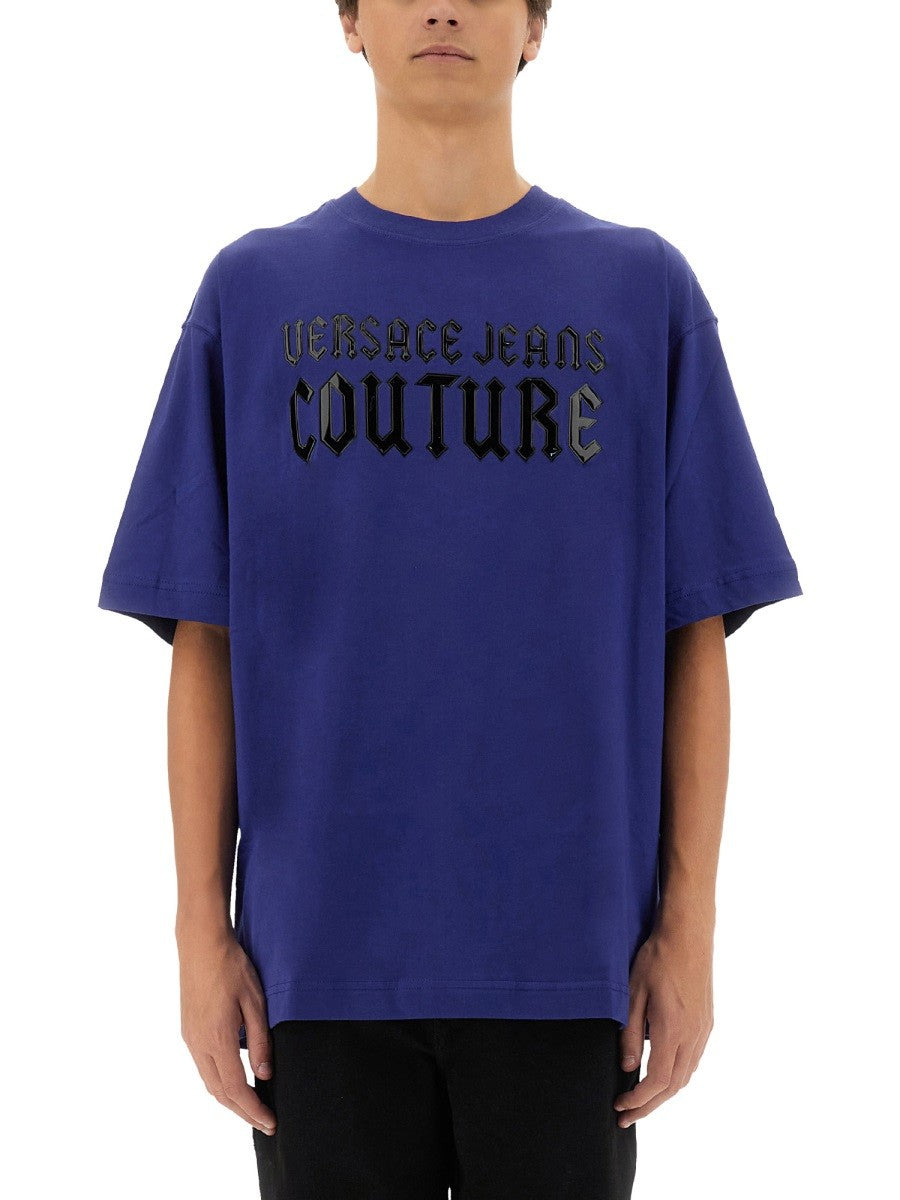 Versace Jeans Couture - GOTHIC LOGO T-SHIRT gothic-logo-t-shirt_c5803687-928a-48ec-a424-b61ecdc4f885