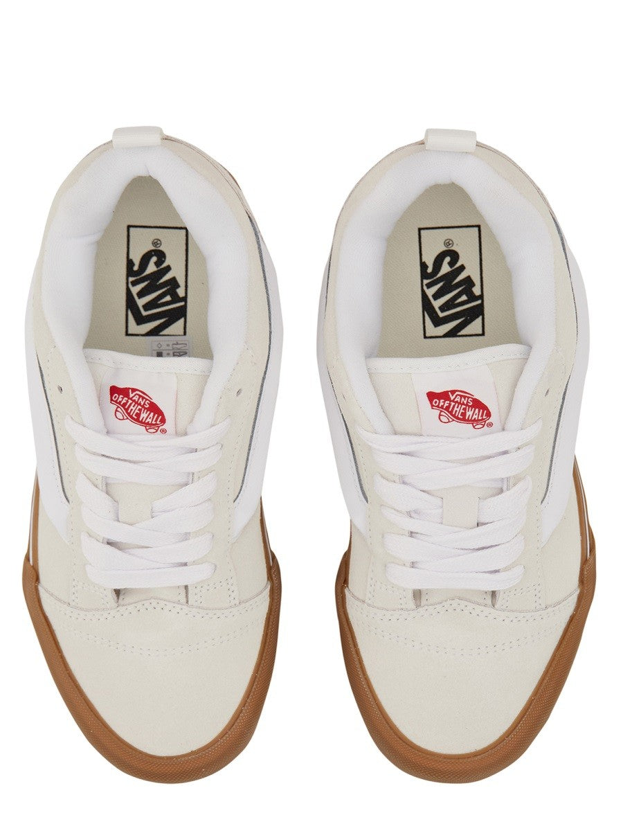 Vans - KNU SKOOL SNEAKER Unisex knu-skool-sneaker_4d2decd2-deb7-4a0a-b888-3741d340552f