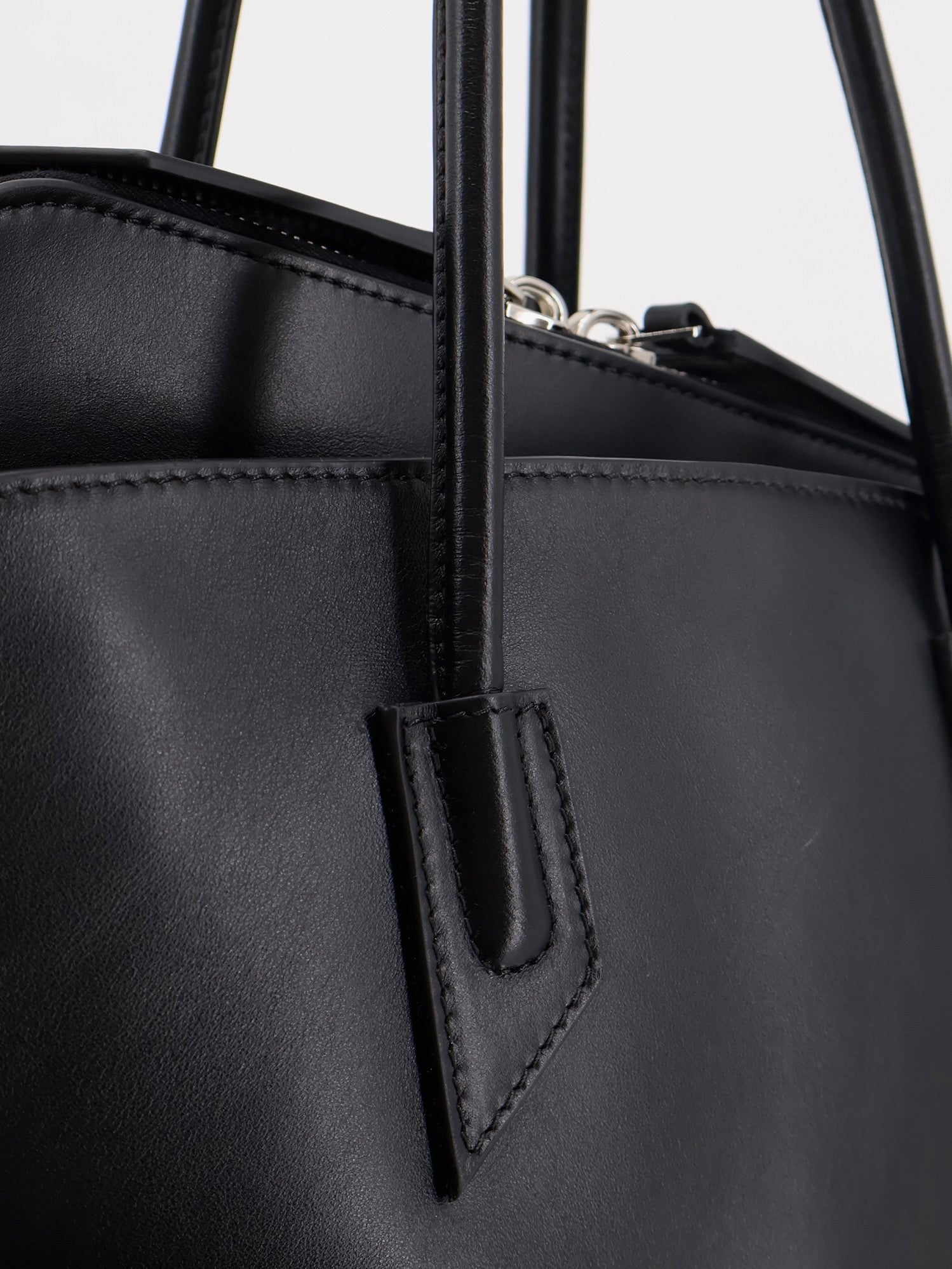 The Attico - La Passeggiata Medium Leather Shoulder Bag la-passeggiata-medium-leather-shoulder-bag_535003df-ea2a-466d-a07c-aa1766d0c4b7