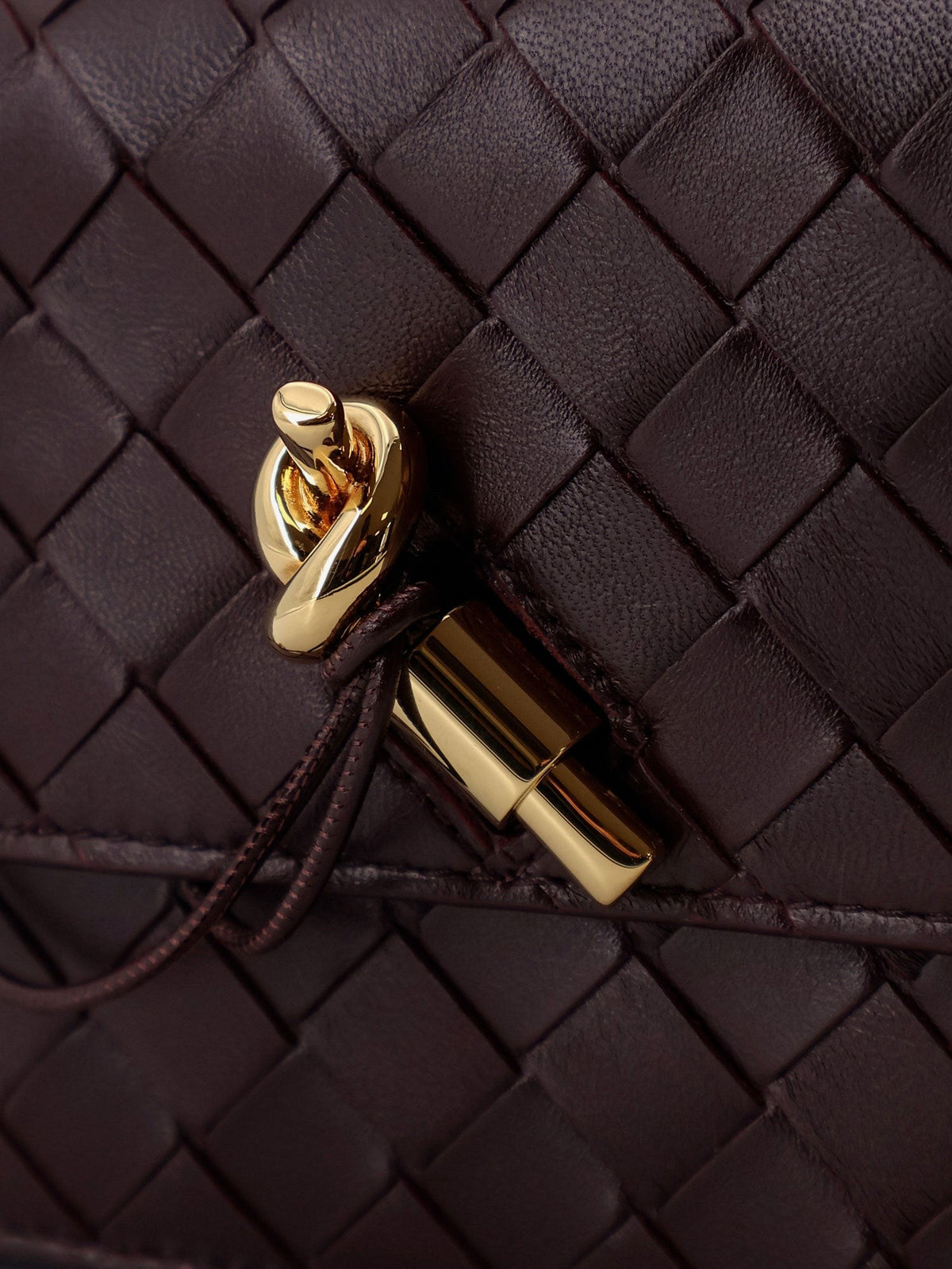Bottega Veneta - Pochette Andiamo leather crossbody bag with Intrecciato motif and shoulder strap