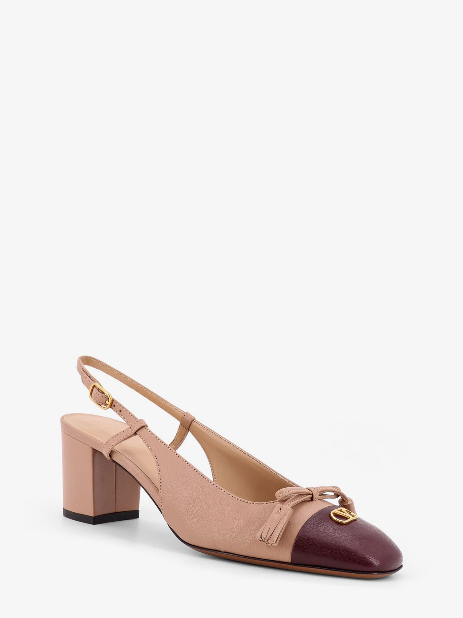 Leather décolleté with metal logo