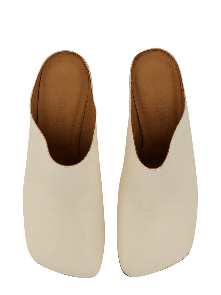 UMA WANG - LEATHER MULE. leather-mule_59e554d1-2947-4ab4-a8e6-eb02703a8cd7