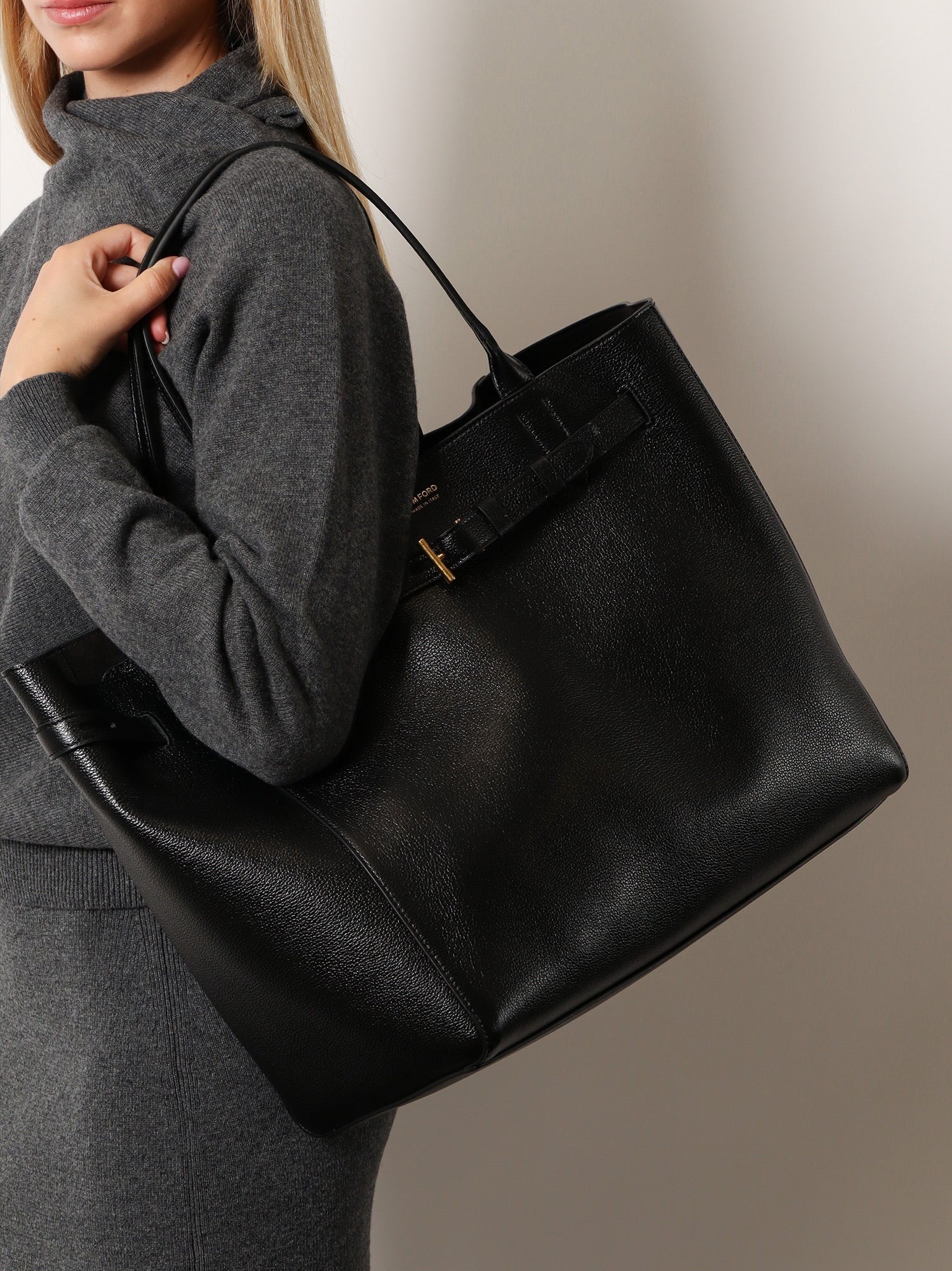TOM FORD - Leather shoulder bag with logo leather-shoulder-bag-with-logo_4f5b7b96-eba2-42a4-b424-0e791adc430e