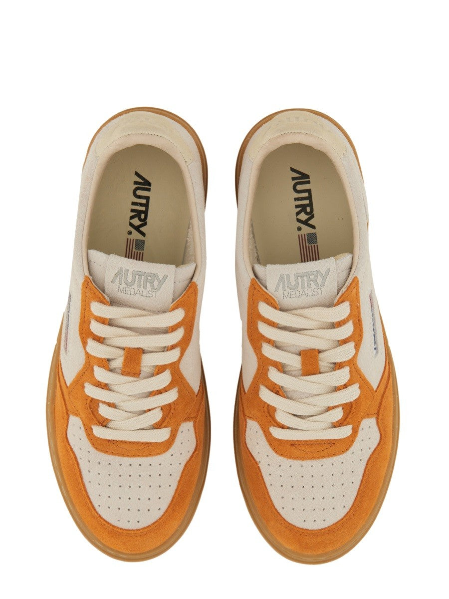 Autry - "MEDALIST LOW" SNEAKER medalist-low-sneaker_0629a7b9-a2c0-4d10-b661-96ef2df4ca68