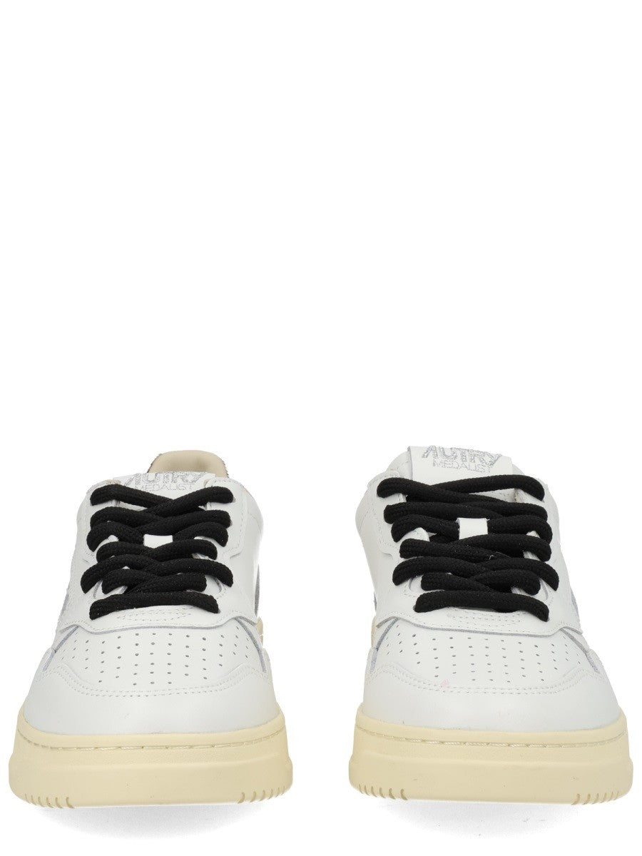 Autry - "MEDALIST LOW" SNEAKER medalist-low-sneaker_0de7807f-99f8-4da5-ba01-2928074d4123