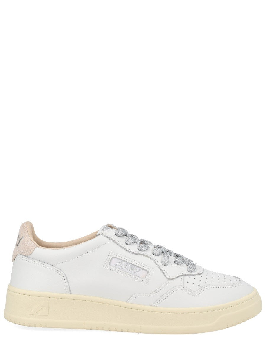 Autry - "MEDALIST LOW" SNEAKER medalist-low-sneaker_17764a79-5c4a-4301-8ca0-43ae255ee58d