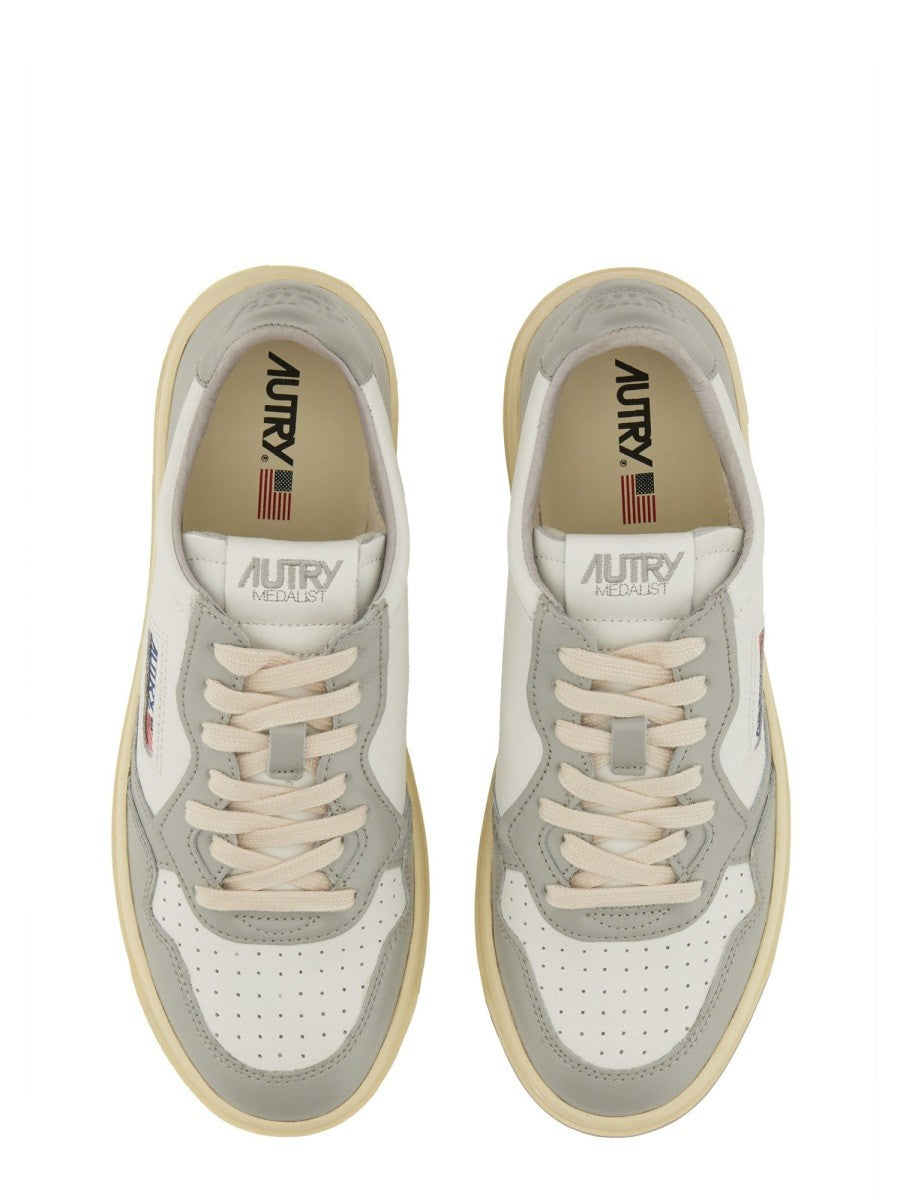 Autry - "MEDALIST LOW" SNEAKER medalist-low-sneaker_1b26ce9c-eed7-46af-b1b1-839453cea6e5