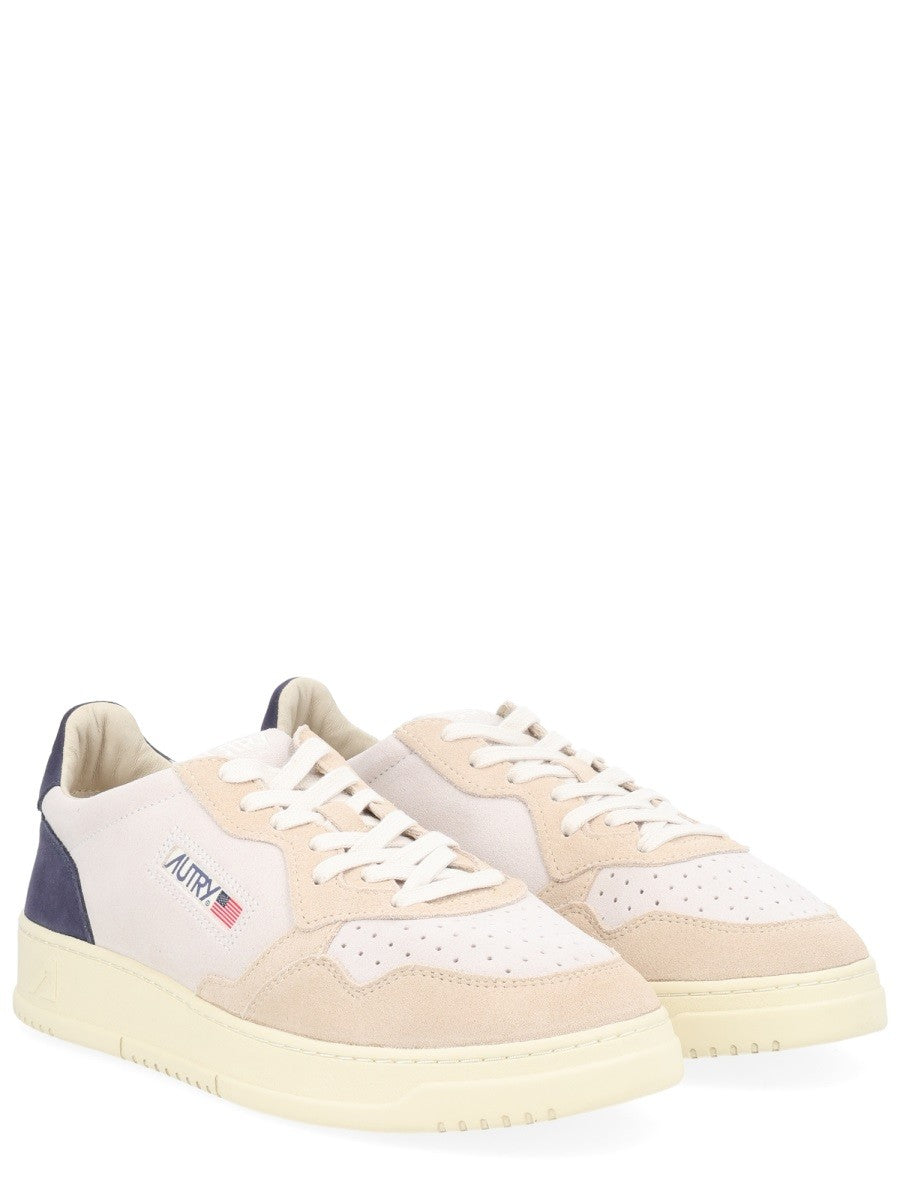 Autry - "MEDALIST LOW" SNEAKER medalist-low-sneaker_1c1e1b5f-87c8-4476-abbe-ef2a3cc3b0f7