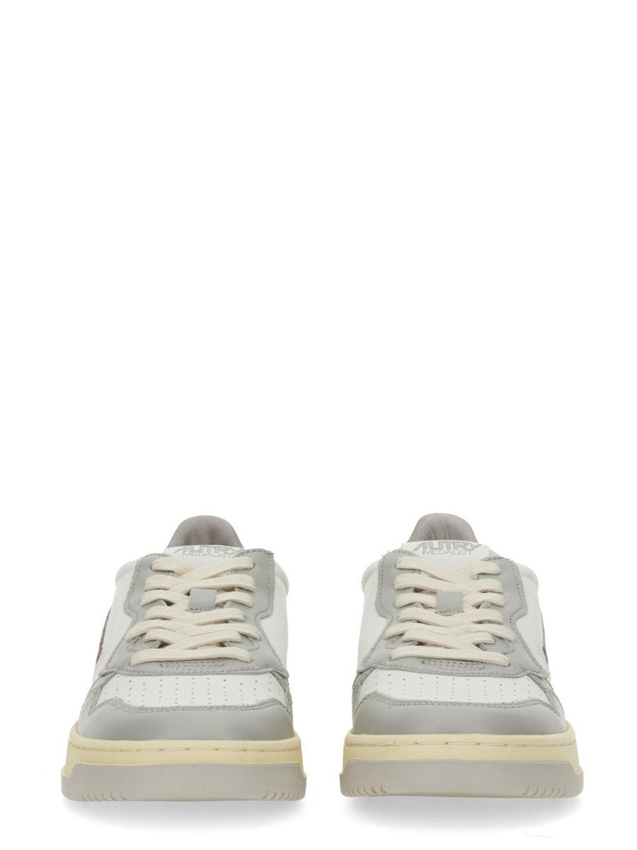 Autry - "MEDALIST LOW" SNEAKER medalist-low-sneaker_2c3d1e80-878f-4b5a-8435-900127398ec6