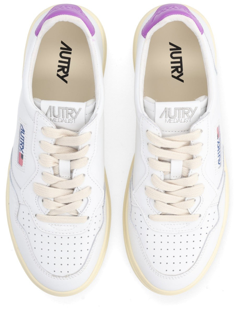 Autry - "MEDALIST LOW" SNEAKER medalist-low-sneaker_3eb0f8d8-8e2a-42a5-bd99-d099aee93bfe