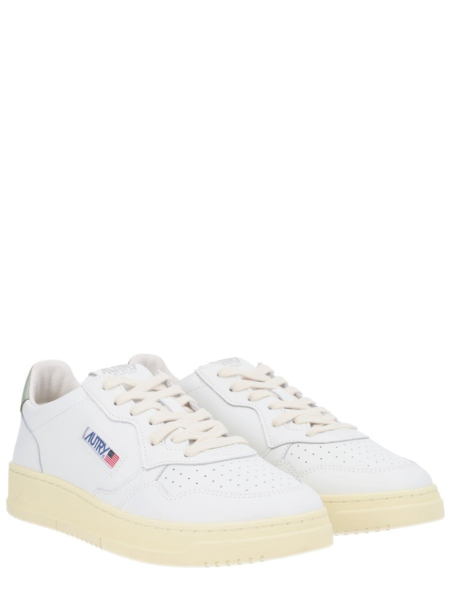 Autry - "MEDALIST LOW" SNEAKER medalist-low-sneaker_402ec754-2813-48b4-b9a2-e02089ceb0ec