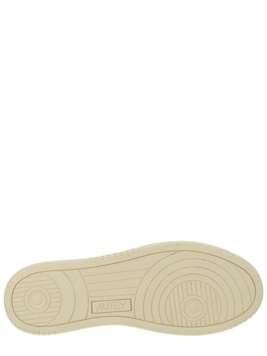 Autry - "MEDALIST LOW" SNEAKER medalist-low-sneaker_564ed802-1c79-49aa-8dc3-730c23d6a695