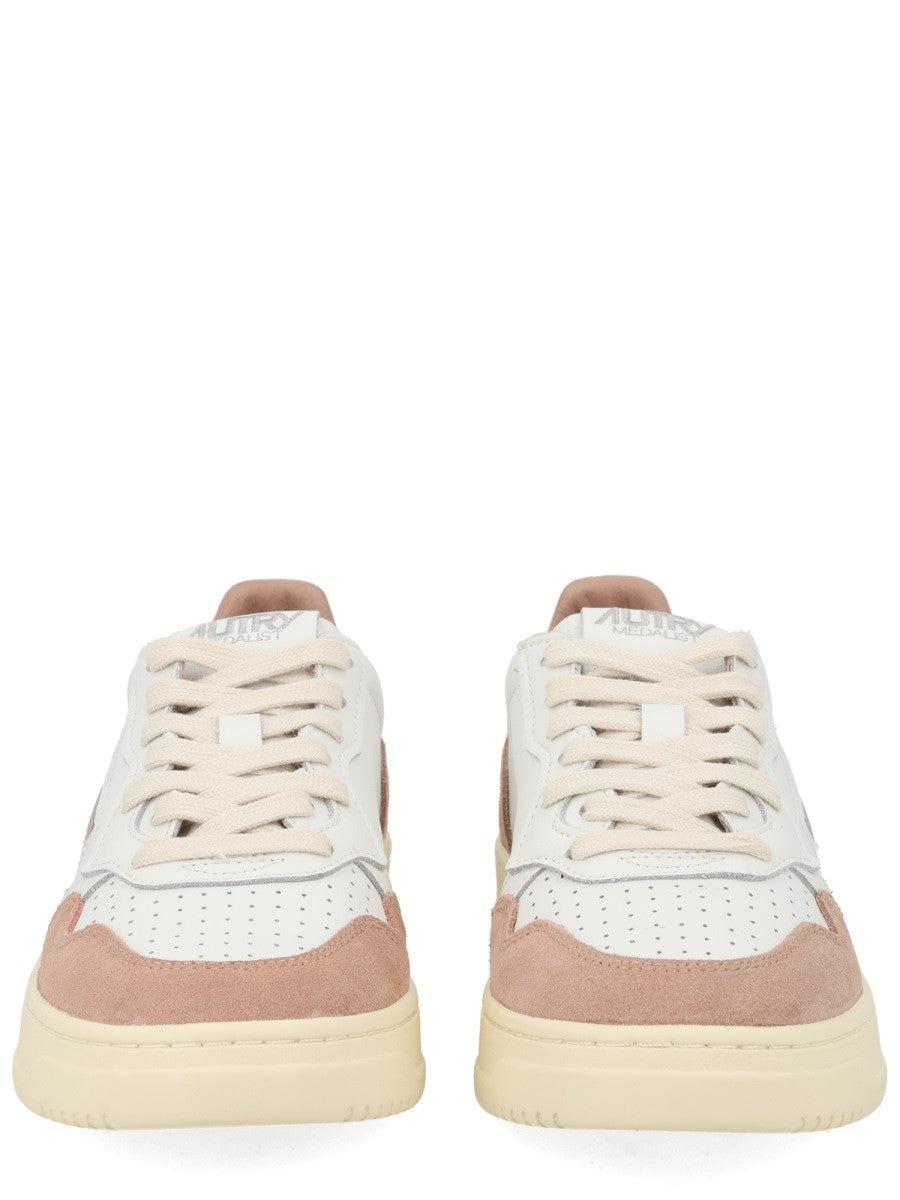 Autry - "MEDALIST LOW" SNEAKER medalist-low-sneaker_56df0a76-7d3a-4e83-86c4-87bdc0b68dff