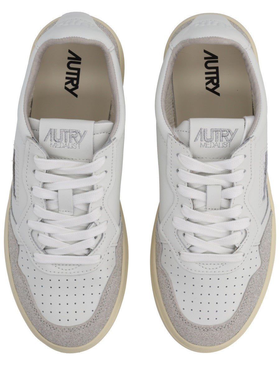 Autry - "MEDALIST LOW" SNEAKER medalist-low-sneaker_57b1e8cc-a39b-4b51-9793-3dd076671795