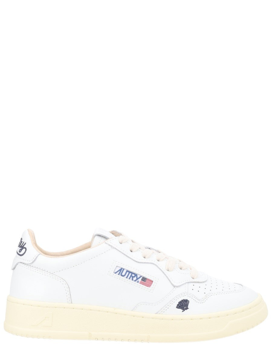 Autry - "MEDALIST LOW" SNEAKER medalist-low-sneaker_5d5946a3-1e37-4d9b-8aa0-c7712f6b8f04
