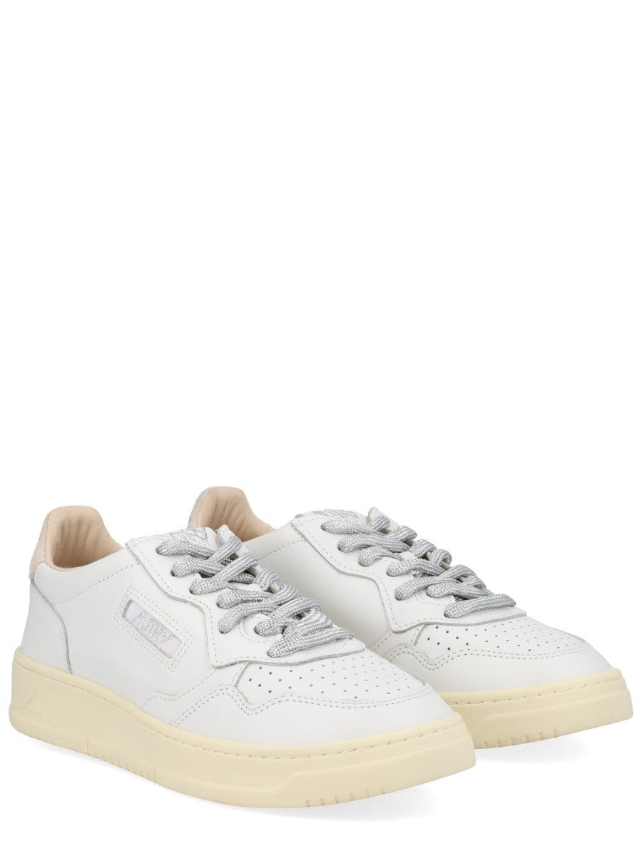 Autry - "MEDALIST LOW" SNEAKER medalist-low-sneaker_17764a79-5c4a-4301-8ca0-43ae255ee58d