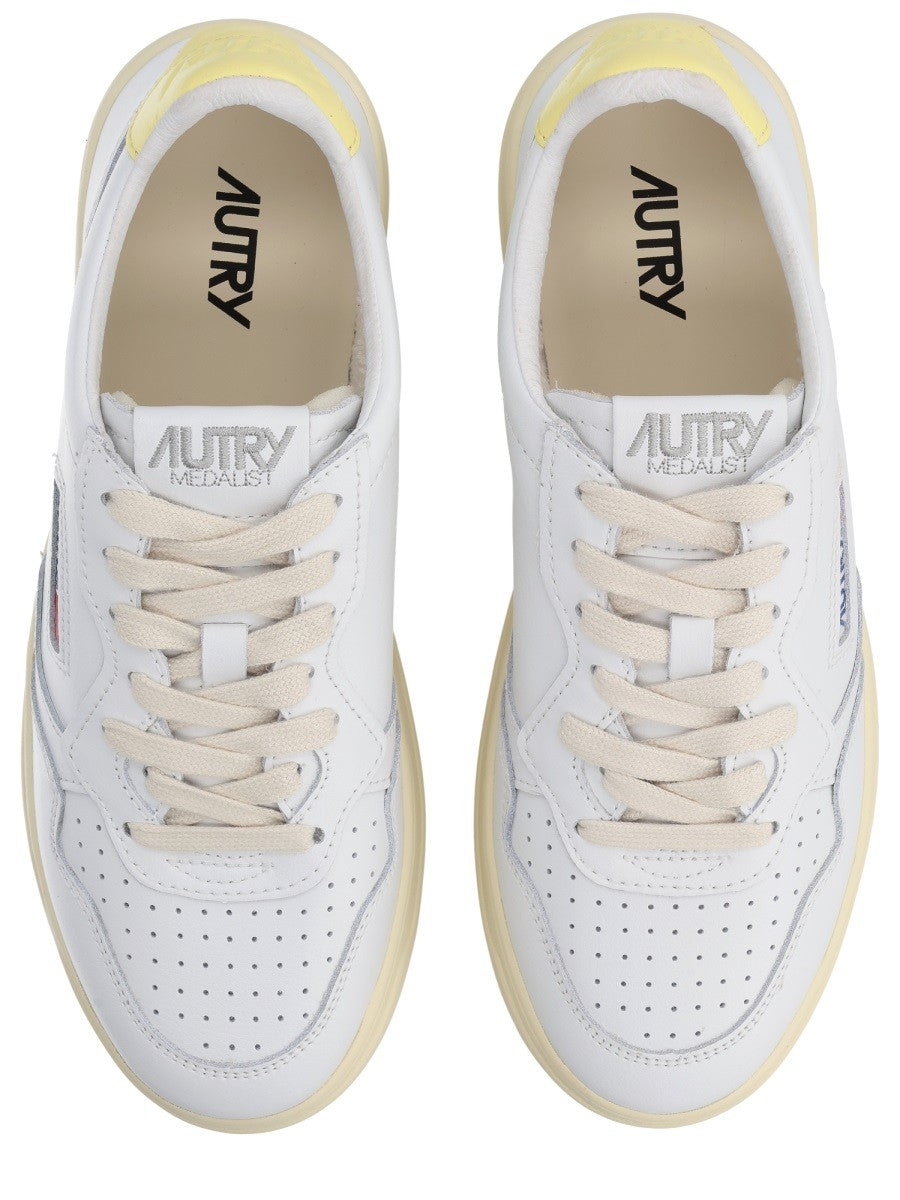 Autry - "MEDALIST LOW" SNEAKER medalist-low-sneaker_6b1a0ec1-2d2e-4209-86d9-7979d9f69c2f
