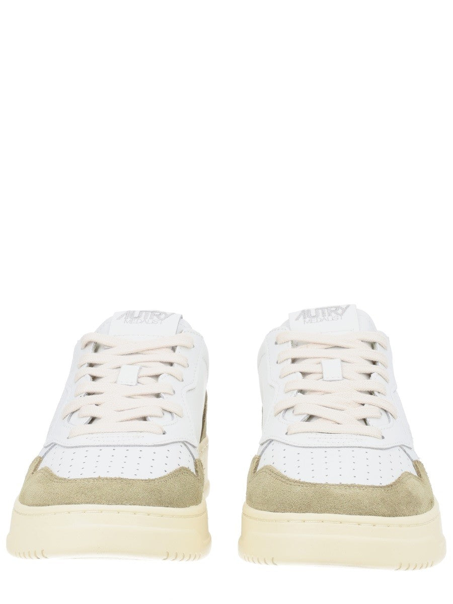 Autry - "MEDALIST LOW" SNEAKER medalist-low-sneaker_969aea46-0ad9-4424-a8b1-0f11a21bd8d6