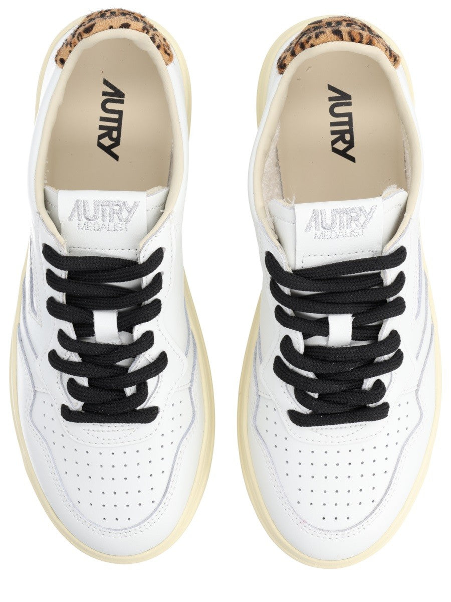 Autry - "MEDALIST LOW" SNEAKER medalist-low-sneaker_99565894-e9c7-47ec-b552-11a6fa362939